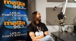 Yoli entrevista a Steve Aoki en Mega96.3 FM