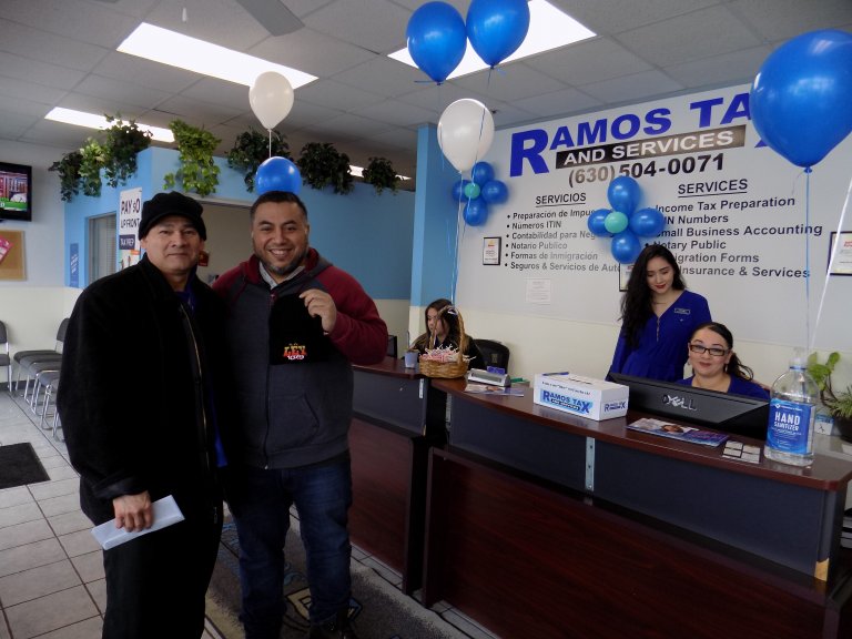 El Compa Eric en Ramos Tax Service 011919 • La Ley 107.9 FM